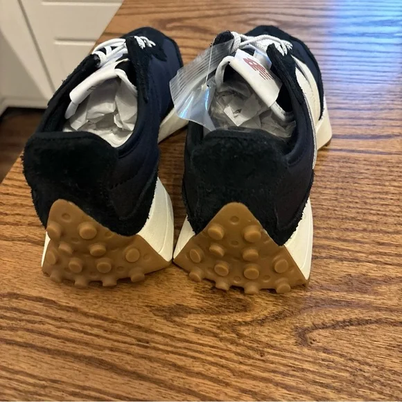 New Balance 327 Women's Black and White Athletic Shoes NWB - Picture 3 of 8
